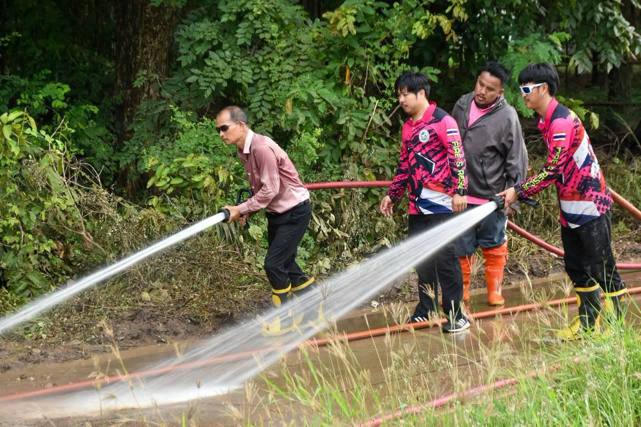 เทศบาลตำบลหนองพยอม นำโดย นายธนันต์ สารอุตม์ นายกเทศมนตรี นำรถบรรทุกน้ำลงพื้นที่ทำการล้างถนนบริเวณหมู่ที่ 8 (ซอยโกเบี้ยว)